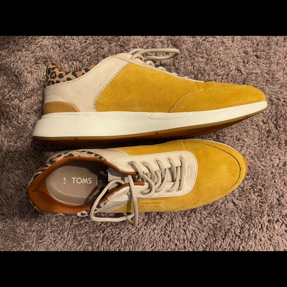Women’s Tom’s sneakers, size 11.